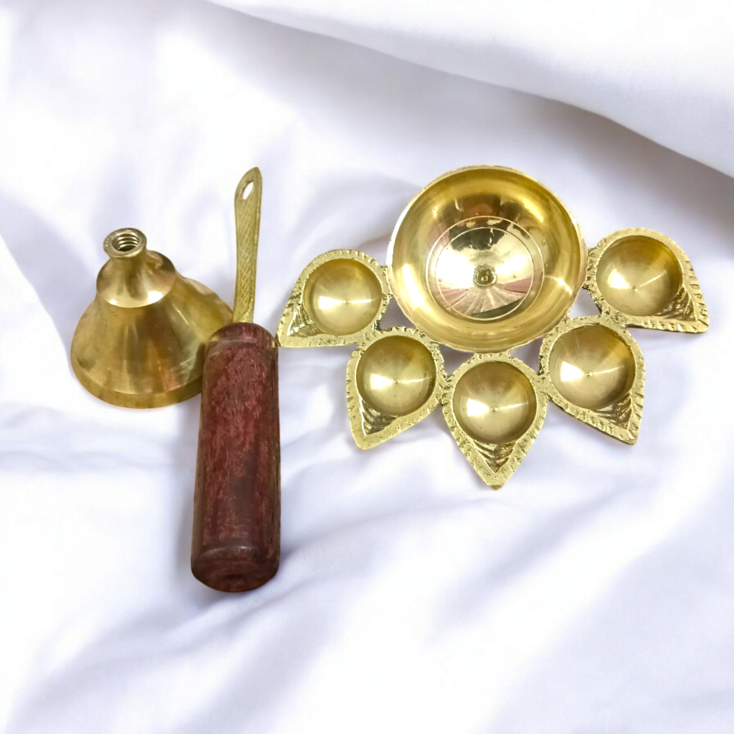 Panch Mukhi Jyot For Aarti With Handle made from 100% Pure Brass, featuring five wicks for aarti, pooja, and spiritual rituals.