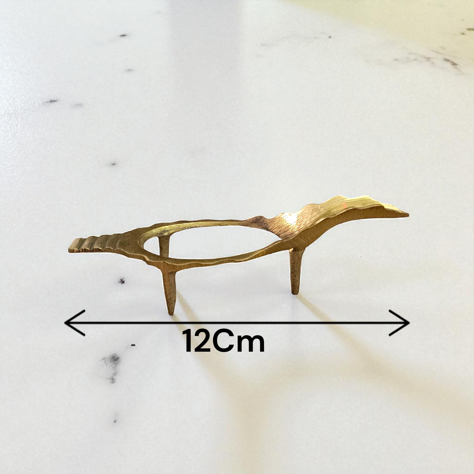 Shank stand made of pure brass, designed to hold a conch shell, perfect for spiritual and decorative use.
