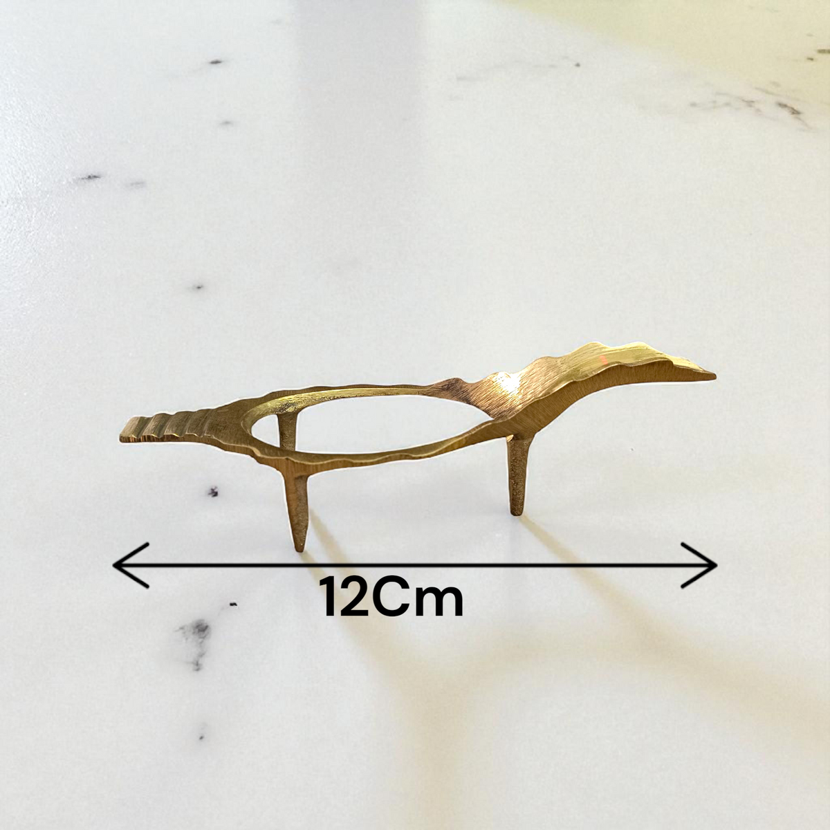 Shank stand made of pure brass, designed to hold a conch shell, perfect for spiritual and decorative use.