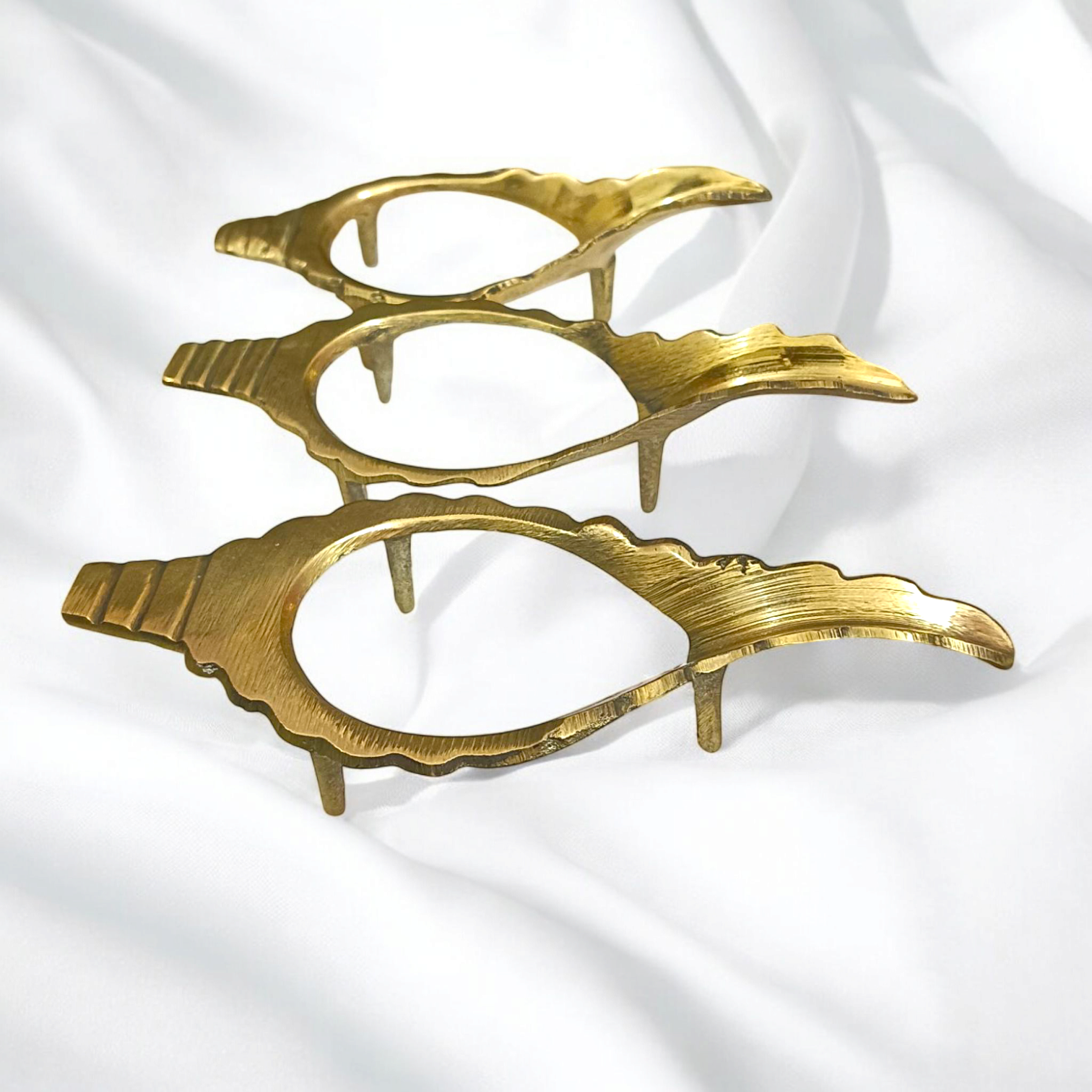 Shank stand made of pure brass, designed to hold a conch shell, perfect for spiritual and decorative use.