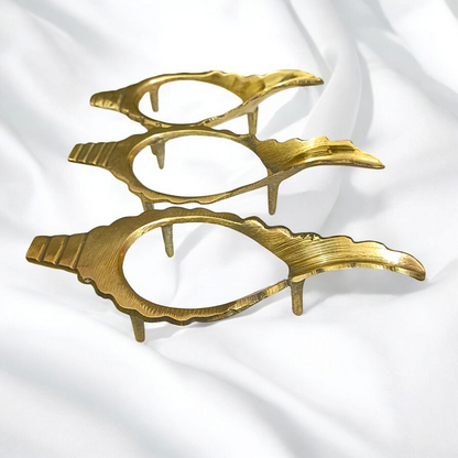 Shank stand made of pure brass, designed to hold a conch shell, perfect for spiritual and decorative use.