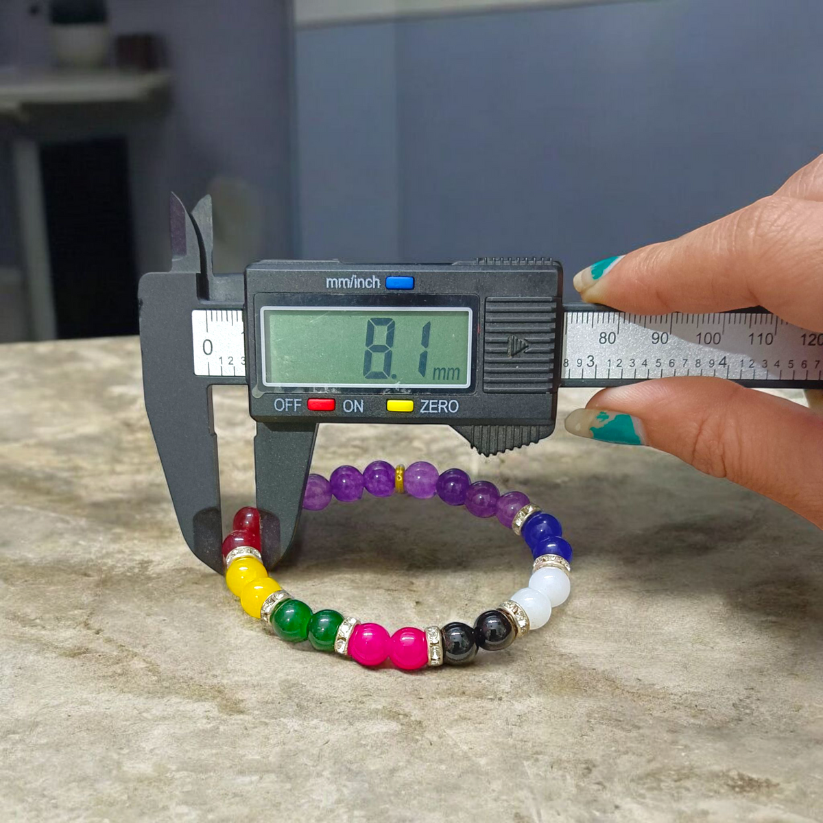 Stretchable bracelet made of 7 types of agate stones (Hakik) combined with Amethyst (Jamunia), featuring 8mm polished beads and certified for spiritual healing